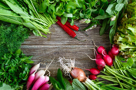 新鲜蔬菜和蔬菜从花园里收获木桌上的有用产品图片