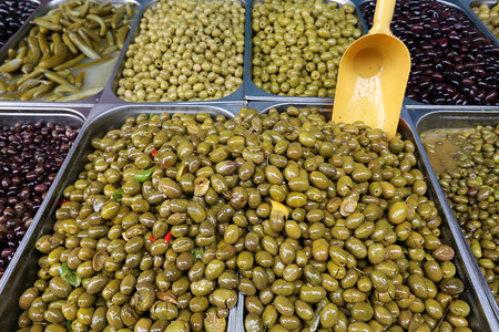 Acre市的场出售盐橄榄和红橄榄在A图片