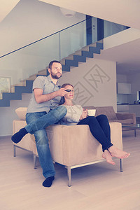 快乐的一对浪漫情侣在他们的豪华住宅图片
