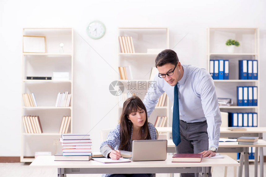 男讲师给女学生讲课图片