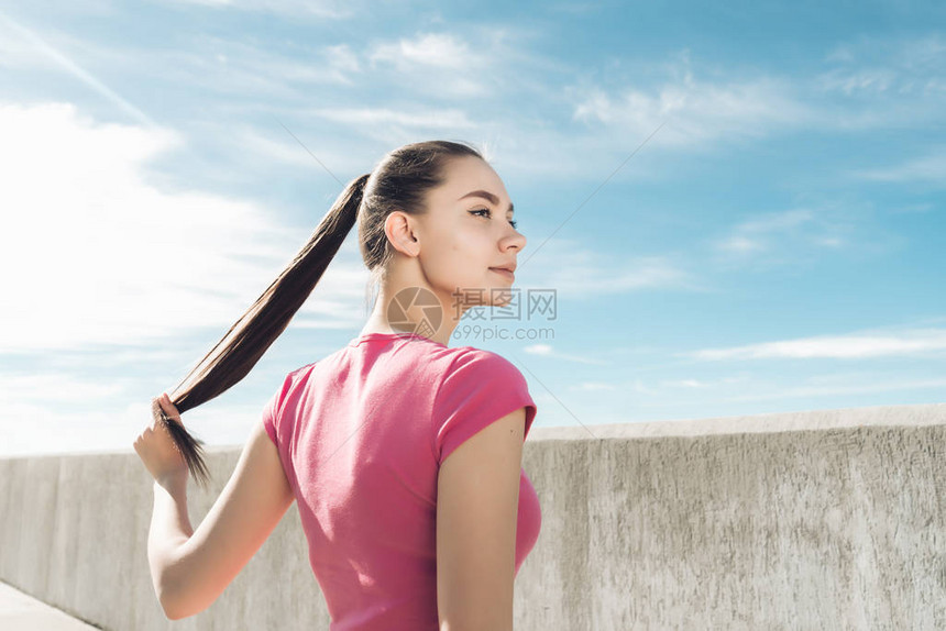 有自信的长头发长女孩在户外锻炼热图片