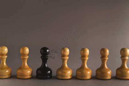 一排白色的棋子图片
