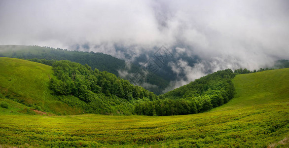 喀尔巴阡山脉草地上的雷云乌克兰高清图片