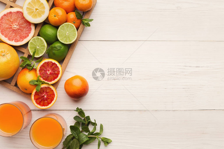 框架与各种柑橘白色木制背景图片