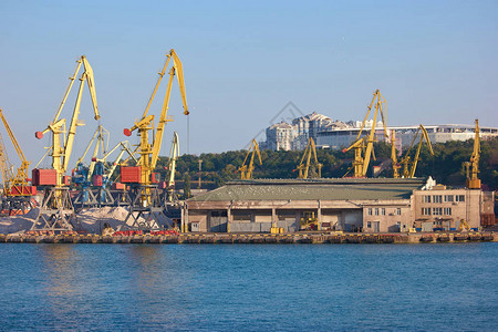 一个城市的海港海港的工业设备图片