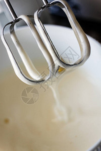 在搅拌机上为自制蛋糕制作奶油图片
