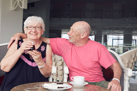 幸福的成熟夫妇在咖啡馆里喝酒和拥抱的温柔室内照片图片