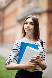 一个大学生在校园里的肖像图片