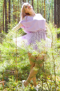 春天森林里的轻装少女图片
