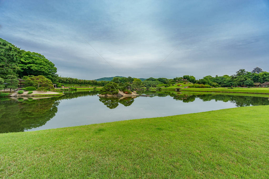 美丽的日本庭园中的池塘图片