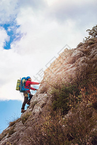 登山者到达山顶的视图图片