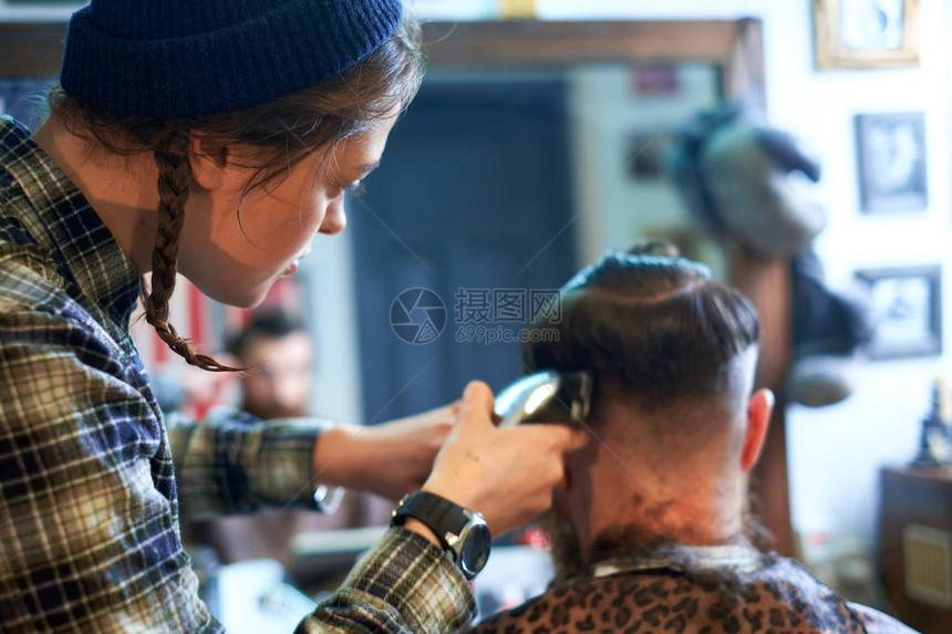 师傅在理发店剪男人的头发和胡须理发师为图片