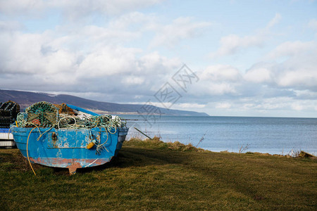 一艘身份不明的蓝色木质渔船图片