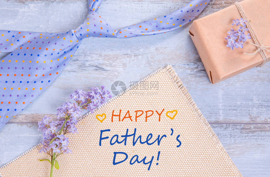 蓝色桌子上的礼物盒蓝色领带和父亲节快乐卡送给爸的最优质礼物标志符图片