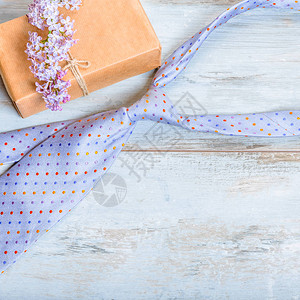 蓝色桌子上的礼物盒蓝色领带和父亲节快乐卡送给爸的最优质礼物标志符图片