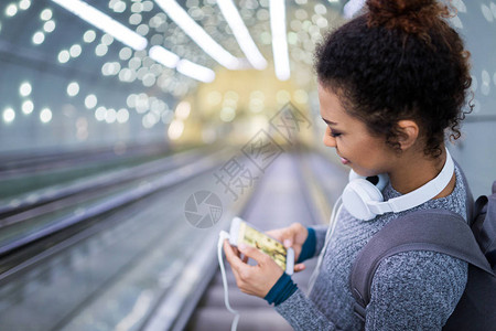 地铁自动扶梯上的年轻女子图片