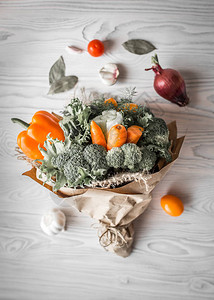 新鲜蔬菜的布束放在白木桌上图片