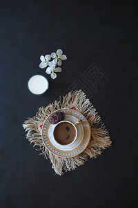 黑色咖啡和黑桌上的一杯牛奶斋月食品的图片