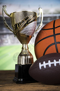 体育奖杯和冠军概念中的球背景图片