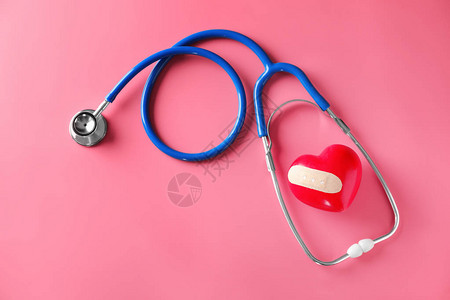 有红色心脏的听诊器在颜色背景医疗保健概念图片