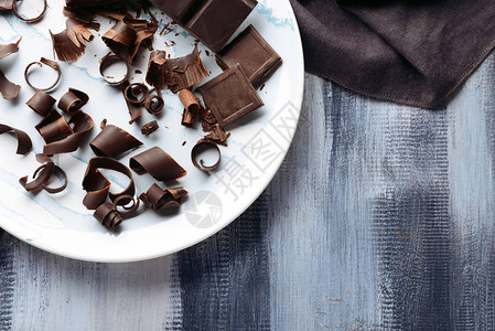 桌上有美味巧克力卷发的盘子图片