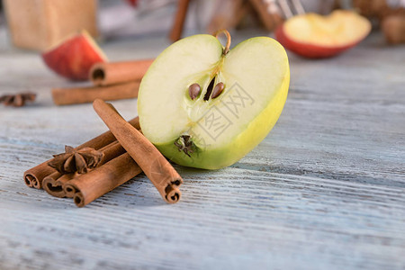木制桌上的新鲜苹果和图片