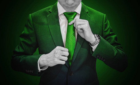 绿色西装企业主搭上绿色领带环境农业背景图片
