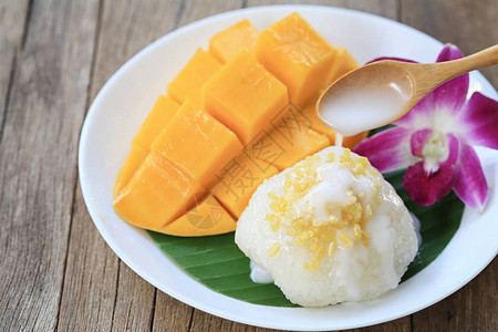 芒果糯米饭是泰国流行的传统甜点图片