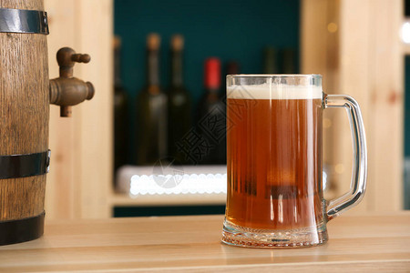酒吧桌上的啤酒杯图片