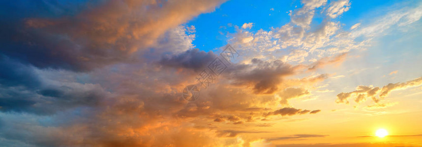橙色和蓝色黑背景中的日落天空图片