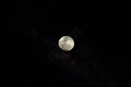 满月在黑暗的夜图片