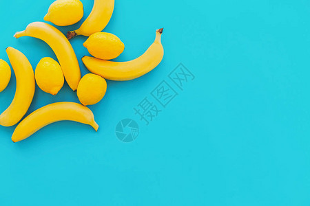 黄色香蕉配柠檬蓝纸时尚背景图片