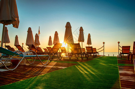 日出时在土耳其旅馆木码头用雨图片