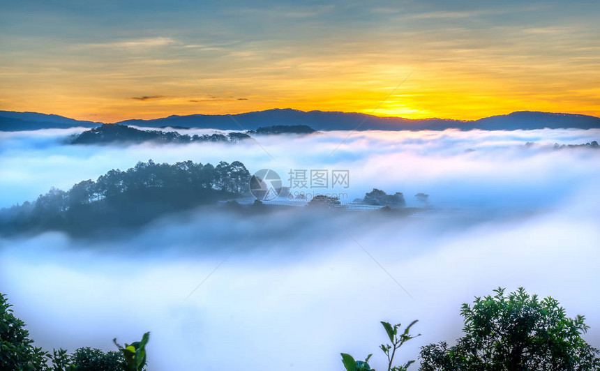 山坡上的日出反射出明亮的黄色天空图片