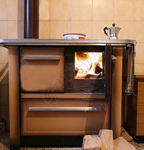 在一家厨房的厨房里烧旧木柴炉灶火图片
