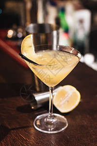 酒吧里有冰块柠檬和吸管的美味鸡尾酒图片
