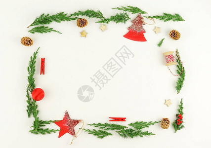 圣诞花环由圣诞树松果红色装饰的树枝制成图片