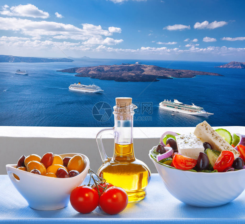希腊沙拉与希腊圣托里尼岛船只图片