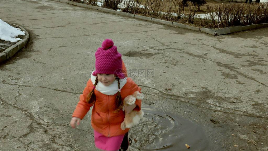 小美女在雨后跳上水坑4k图片