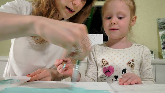 母亲和儿童用彩色手指涂漆图片