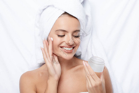 使用奶油皮肤护理水脱皮肤治疗概念图片