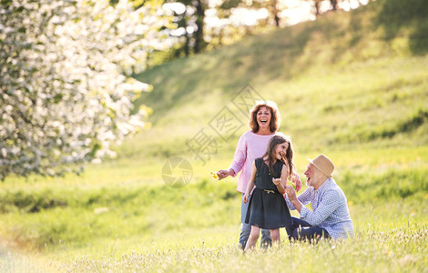 长辈夫妇和外头的孙女在春天自然大图片