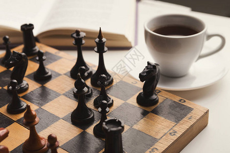 木桌上有象棋游戏书和咖啡在白桌上棋盘游戏智力和图片