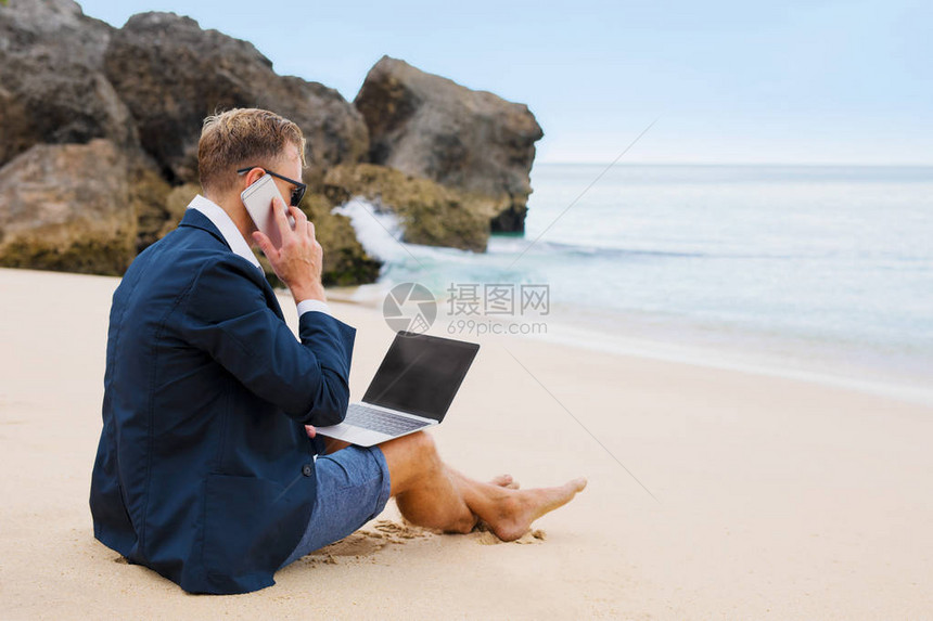 在海滩上工作的忙碌的人图片