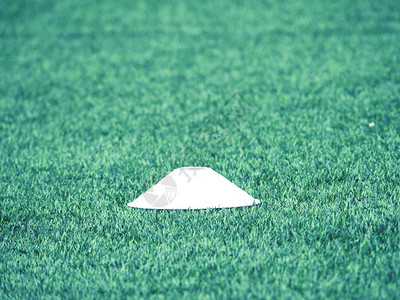 足球场上的训练标记人造绿色草坪背景上的白色标记有塑料草的图片