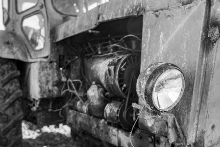 Rentro拖拉机闭路前视肮脏和破旧单色效应乌克兰乡村生活图片