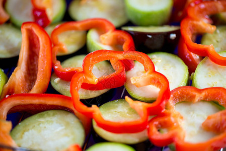 烤前的新鲜辣椒和茄子特写图片