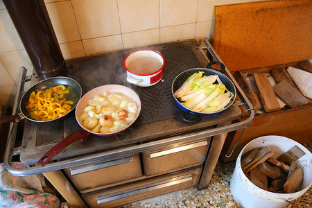 厨房里有这么多锅子和蔬菜在厨房一个经济的煮图片
