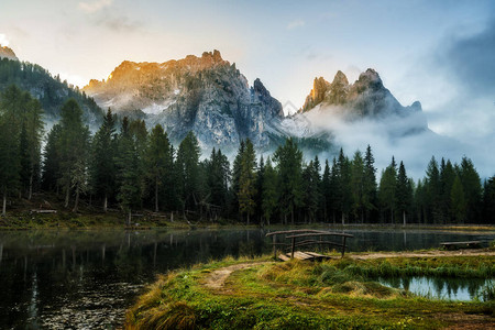 安托尔诺湖的壮丽景观与著名的多洛米蒂山峰在东多洛米蒂山脉图片