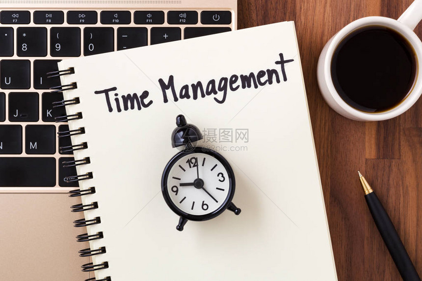 时间管理概念上有笔记本和时钟木图片